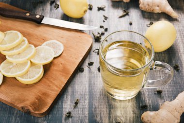 Limonlu zencefil çay fincan.