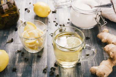 Limonlu zencefil çay fincan.