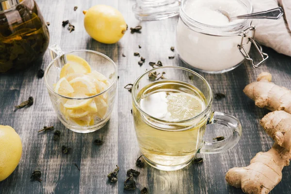 Limonlu zencefil çay fincan.