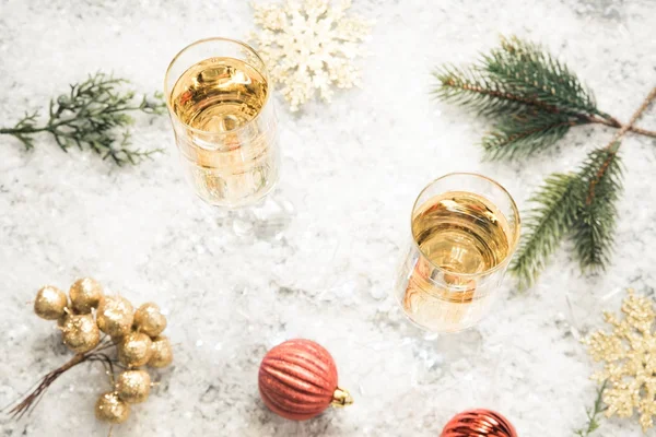 Copas de champán en la nieve . — Foto de Stock