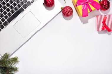 Kırmızı baubles ve ağaç dalları ile çalışma alanı.