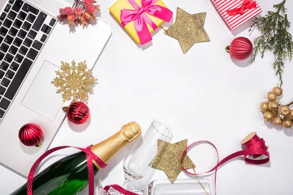 Kırmızı baubles ve ağaç dalları ile çalışma alanı.