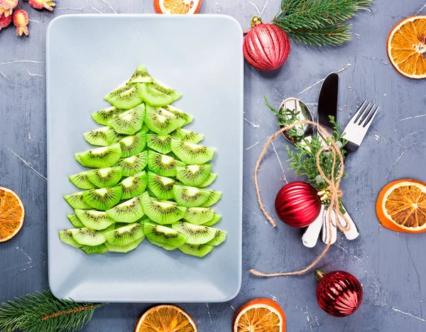 Kiwi fruit Christmas tree dessert on plate. — Stock Photo, Image