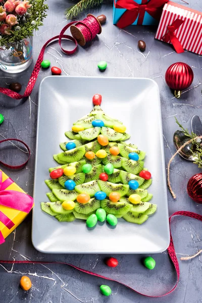 Kiwi fruit Christmas tree dessert on plate. — Stock Photo, Image