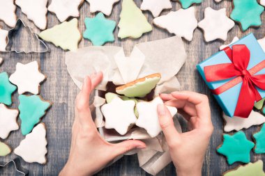 Noel gingerbread çerezleri fırın kağıt üzerinde. 
