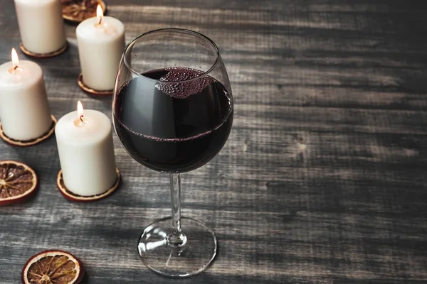 Bicchiere di vino e candele accese . — Foto Stock