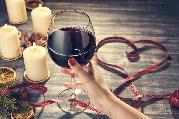 Vino rosso e candele accese . — Foto Stock