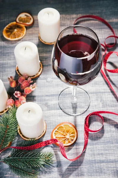 Glas Wein und brennende Kerzen. — Stockfoto