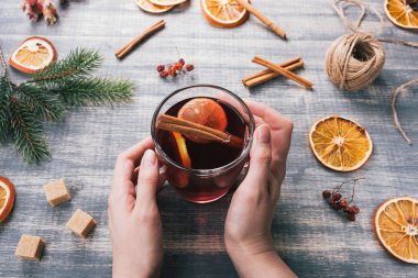 Bir limonlu sıcak berry çay. 