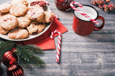 Geleneksel İngiliz tatlısı, çörekler çilek ile.