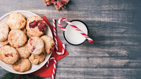 Traditional British dessert, scones with strawberries. — Stock Photo, Image