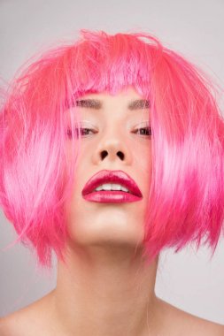Güzellik moda model Pembe saçlı. 