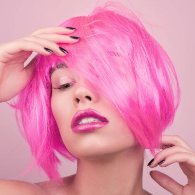 Güzellik moda model Pembe saçlı. 