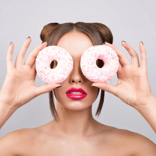 Belleza modelo de moda con rosquillas dulces . — Foto de Stock