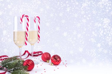 bir şişe şampanya ve iki bardak.