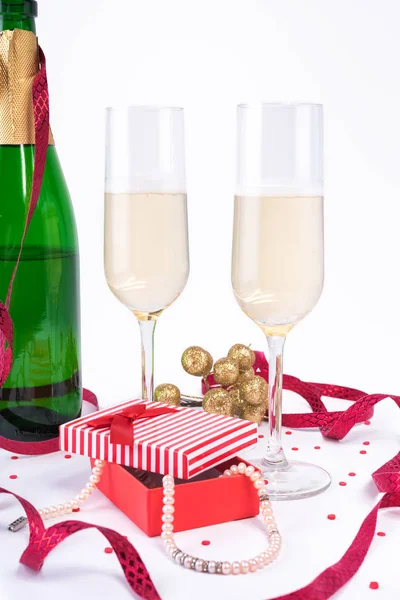 Garrafa de champanhe e dois copos . — Fotografia de Stock