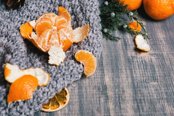 Süße frische Mandarine auf dem Holztisch. — Stockfoto