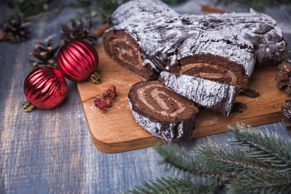Czekolada yule log ciasto świąteczne. — Zdjęcie stockowe