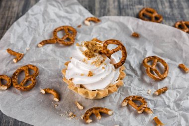 Tuzlu karamel ve çubuk kraker ile ev yapımı kek.