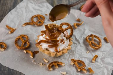 Tuzlu karamel ve çubuk kraker ile ev yapımı kek.