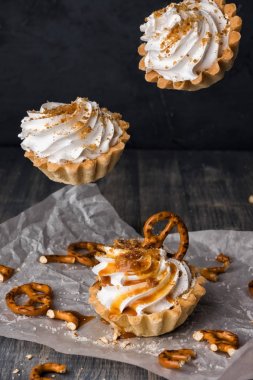 Tuzlu karamel ve çubuk kraker ile uçan cupcake.