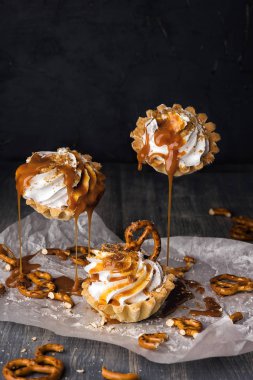 Tuzlu karamel ve çubuk kraker ile uçan cupcake.