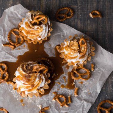 Tuzlu karamel ve çubuk kraker ile ev yapımı cupcakes.