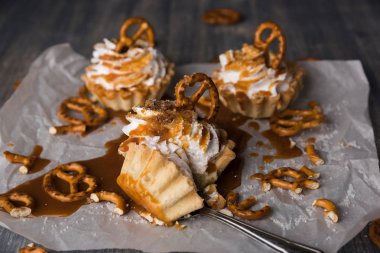 Tuzlu karamel ve çubuk kraker ile ev yapımı cupcakes.