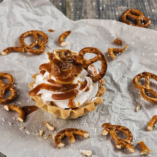 Tuzlu karamel ve çubuk kraker ile ev yapımı kek.