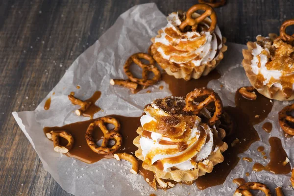 Σπιτικά cupcakes με αλατισμένη καραμέλα και pretzels. — Φωτογραφία Αρχείου