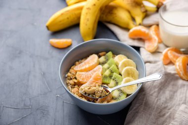 Sağlıklı kahvaltı Granola mandalina ile ayarla..