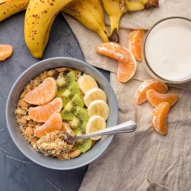 Sağlıklı kahvaltı Granola mandalina ile ayarla..