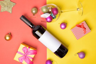 Şişe geometrik arka planda, üstten görünüm.