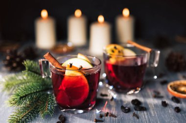 Noel mulled şarap ahşap arka plan üzerinde.