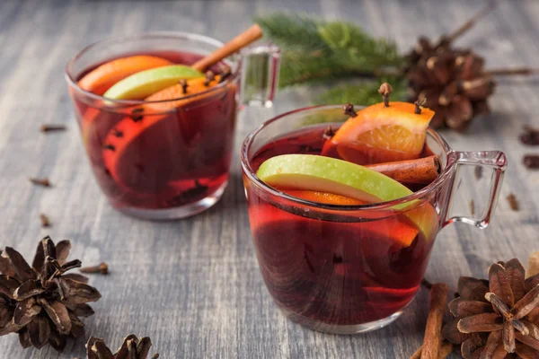 Natal mulled vinho no fundo de madeira . — Fotografia de Stock