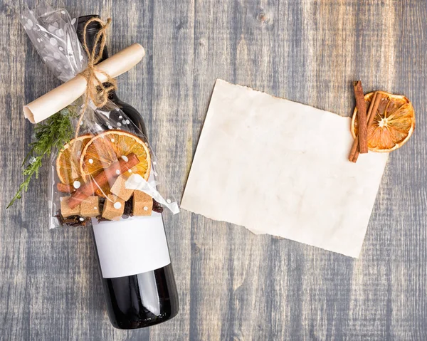 Ajándék üveg bort a fából készült asztal. — Stock Fotó
