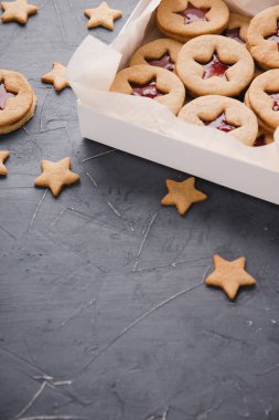 Ahududu reçeli bir tablo ile tanımlama.