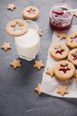 Ahududu reçeli bir tablo ile tanımlama.