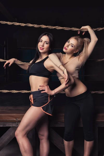 Duas mulheres trabalhando no ginásio . — Fotografia de Stock