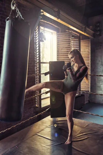 Young pretty boxer woman standing on ring. — Stock Photo, Image