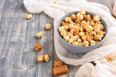 Karamelli patlamış mısır kase.