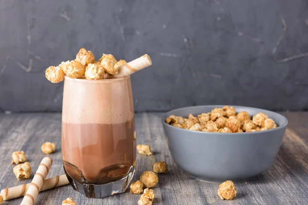 Lunettes de milk-shake au chocolat avec pop-corn au caramel . — Photo