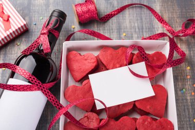 Sevgililer günü arka plan, kağıt üzerinde ahşap masa