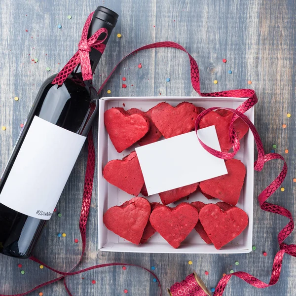 Valentine's Day Background, paper on wooden table — Stock Photo, Image