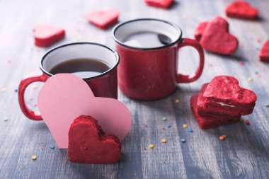 Ahşap arka planda iki fincan kahve.. 