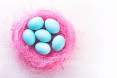 Pembe bir yuvadaki yumurta.