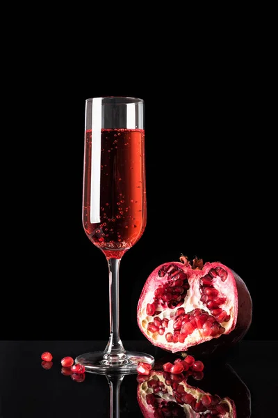 Twee glazen roze champagne. — Stockfoto