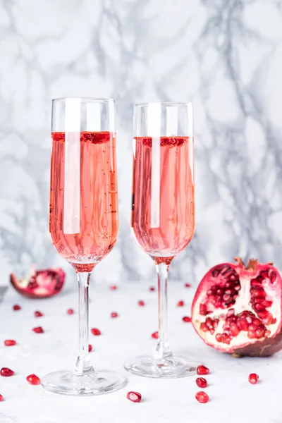 İki bardak pembe şampanya..