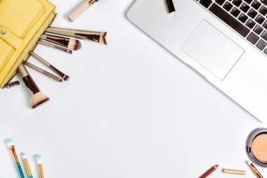 Kadın beyaz ofis resepsiyon masası, düz yatıyordu