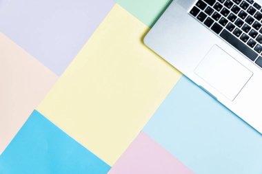 Renkli ofis resepsiyon masası, düz yatıyordu. 